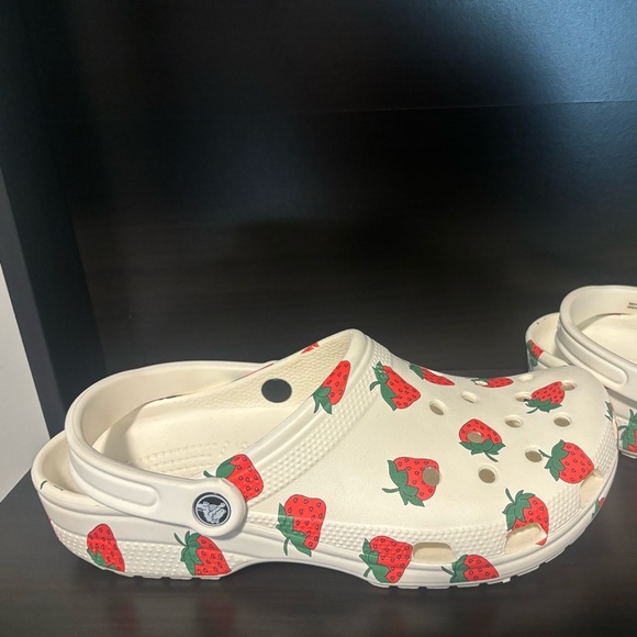 CROCS Classic Vacay Vibes Clog Strawberry print Mens 9 Womens 11 RARE - Picture 3 of 4